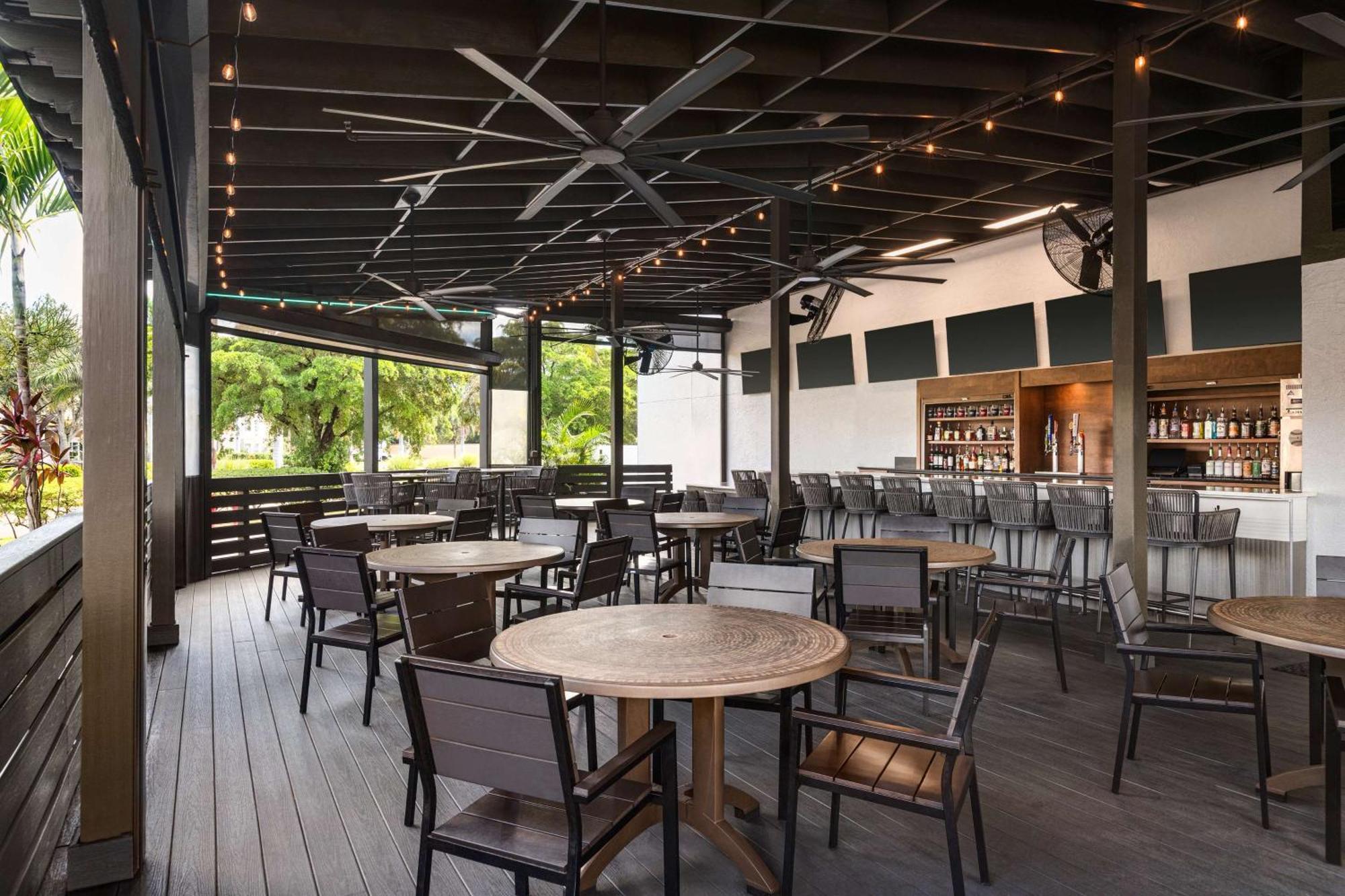 Doubletree By Hilton Fort Myers At Bell Tower Shops Exterior foto